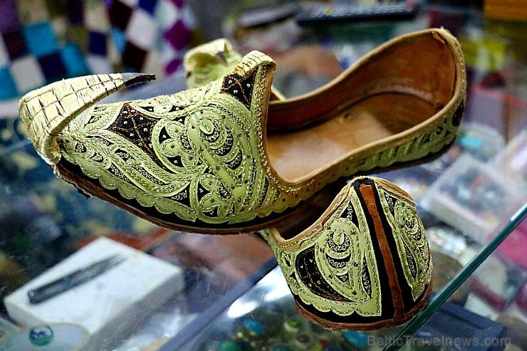 Travelnews.lv apmeklē Šārdžas moderno tirgu - suvenīri, antikvariāti, dekorācijas, mantas. Atbalsta: VisitSharjah.com un Novatours.lv Travelnews.lv apmeklē Šārdžas moderno tirgu - suvenīri, antikvariāti, dekorācijas, mantas. Atbalsta: VisitSharjah.com un Novatours.lv 272100