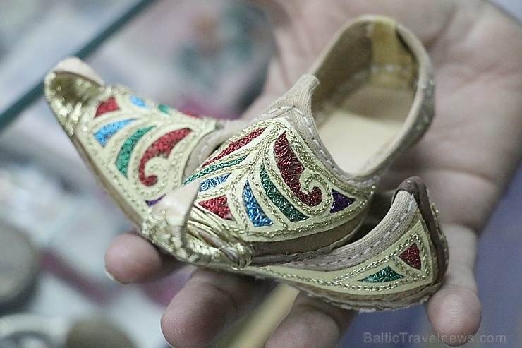 Travelnews.lv apmeklē Šārdžas moderno tirgu - suvenīri, antikvariāti, dekorācijas, mantas. Atbalsta: VisitSharjah.com un Novatours.lv Travelnews.lv apmeklē Šārdžas moderno tirgu - suvenīri, antikvariāti, dekorācijas, mantas. Atbalsta: VisitSharjah.com un Novatours.lv 272101