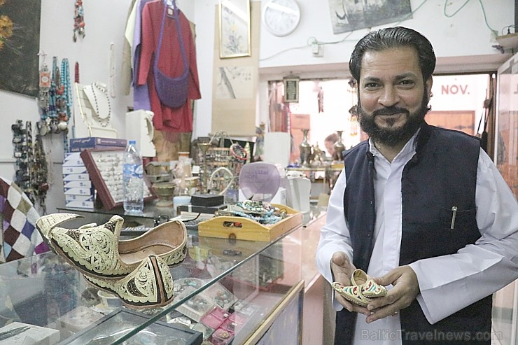 Travelnews.lv apmeklē Šārdžas moderno tirgu - suvenīri, antikvariāti, dekorācijas, mantas. Atbalsta: VisitSharjah.com un Novatours.lv Travelnews.lv apmeklē Šārdžas moderno tirgu - suvenīri, antikvariāti, dekorācijas, mantas. Atbalsta: VisitSharjah.com un Novatours.lv 272102