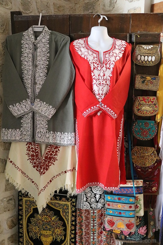 Travelnews.lv apmeklē Šārdžas moderno tirgu - suvenīri, antikvariāti, dekorācijas, mantas. Atbalsta: VisitSharjah.com un Novatours.lv Travelnews.lv apmeklē Šārdžas moderno tirgu - suvenīri, antikvariāti, dekorācijas, mantas. Atbalsta: VisitSharjah.com un Novatours.lv 272105