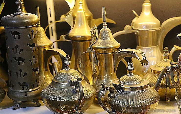 Travelnews.lv apmeklē Šārdžas moderno tirgu - suvenīri, antikvariāti, dekorācijas, mantas. Atbalsta: VisitSharjah.com un Novatours.lv Travelnews.lv apmeklē Šārdžas moderno tirgu - suvenīri, antikvariāti, dekorācijas, mantas. Atbalsta: VisitSharjah.com un Novatours.lv 272111