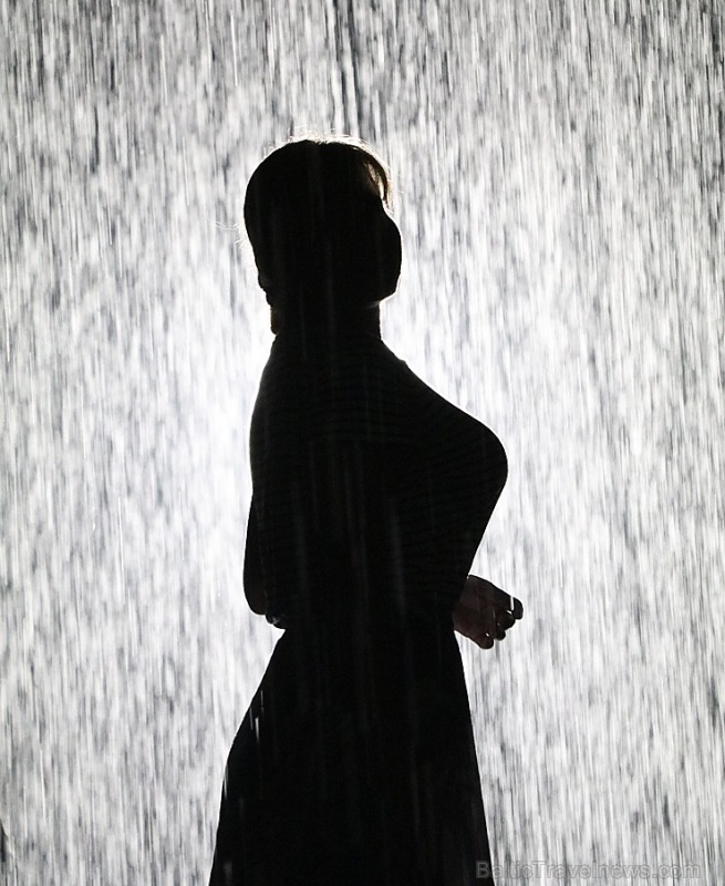 Travelnews.lv izbauda vienreizēju «Sharjah Rain Room» lietus burvību. Atbalsta: VisitSharjah.com un Novatours.lv Travelnews.lv izbauda vienreizēju «Sharjah Rain Room» lietus burvību. Atbalsta: VisitSharjah.com un Novatours.lv 272127