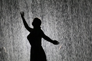 Travelnews.lv izbauda vienreizēju «Sharjah Rain Room» lietus burvību 