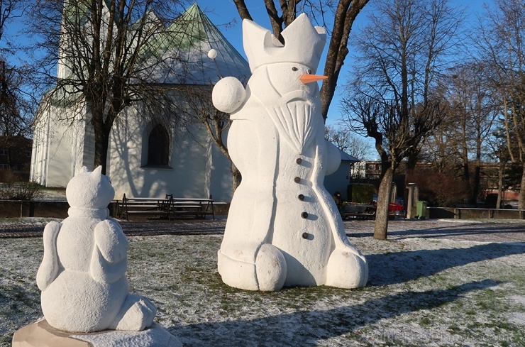 Cauri deviņām Latvijas kaprīzajām ziemām Dobeles dižie sniegavīri ir veiksmīgi atnākuši līdz savam desmitajam saietam Cauri deviņām Latvijas kaprīzajām ziemām Dobeles dižie sniegavīri ir veiksmīgi atnākuši līdz savam desmitajam saietam 272637