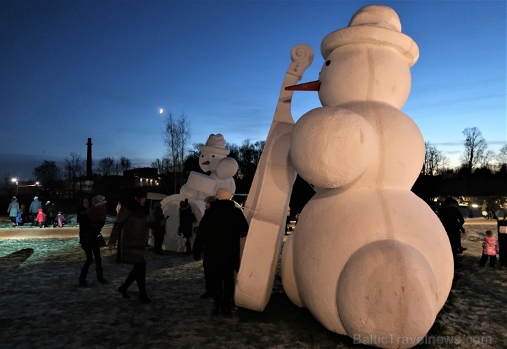Cauri deviņām Latvijas kaprīzajām ziemām Dobeles dižie sniegavīri ir veiksmīgi atnākuši līdz savam desmitajam saietam Cauri deviņām Latvijas kaprīzajām ziemām Dobeles dižie sniegavīri ir veiksmīgi atnākuši līdz savam desmitajam saietam 272640