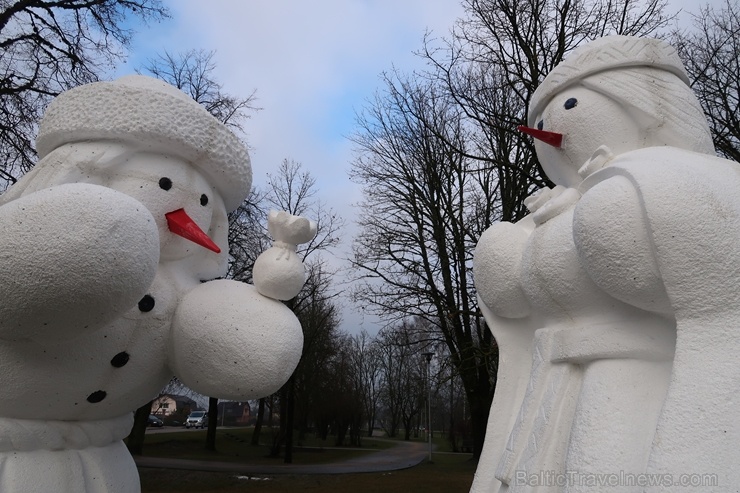 Cauri deviņām Latvijas kaprīzajām ziemām Dobeles dižie sniegavīri ir veiksmīgi atnākuši līdz savam desmitajam saietam Cauri deviņām Latvijas kaprīzajām ziemām Dobeles dižie sniegavīri ir veiksmīgi atnākuši līdz savam desmitajam saietam 272642