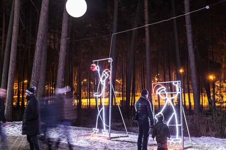 Jau trešo gadu Jūrmalā, Dzintaru mežaparkā, iemirdzējušās gaismas skulptūras un dekori, veidoti no tūkstošiem LED lampiņu virtenēm Jau trešo gadu Jūrmalā, Dzintaru mežaparkā, iemirdzējušās gaismas skulptūras un dekori, veidoti no tūkstošiem LED lampiņu virtenēm 272652