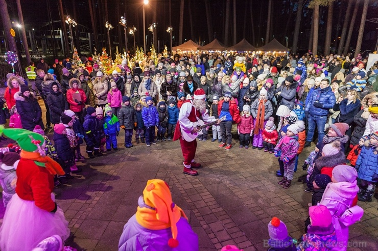 Jau trešo gadu Jūrmalā, Dzintaru mežaparkā, iemirdzējušās gaismas skulptūras un dekori, veidoti no tūkstošiem LED lampiņu virtenēm Jau trešo gadu Jūrmalā, Dzintaru mežaparkā, iemirdzējušās gaismas skulptūras un dekori, veidoti no tūkstošiem LED lampiņu virtenēm 272657