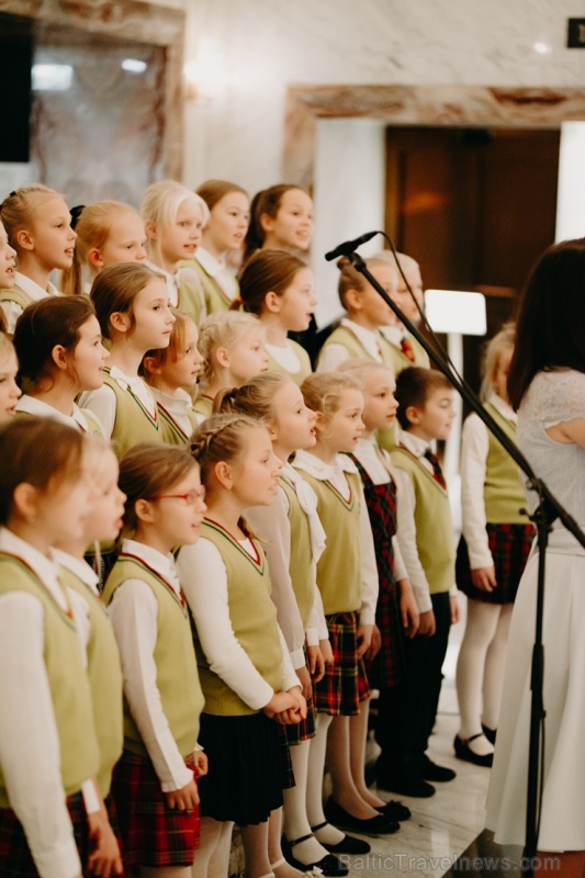 Viesnīca Grand Hotel Kempinski turpinot tradīciju pulcē rīdziniekus uz svinīgo Ziemassvētku egles iedegšanas ceremoniju Viesnīca Grand Hotel Kempinski turpinot tradīciju pulcē rīdziniekus uz svinīgo Ziemassvētku egles iedegšanas ceremoniju 272820