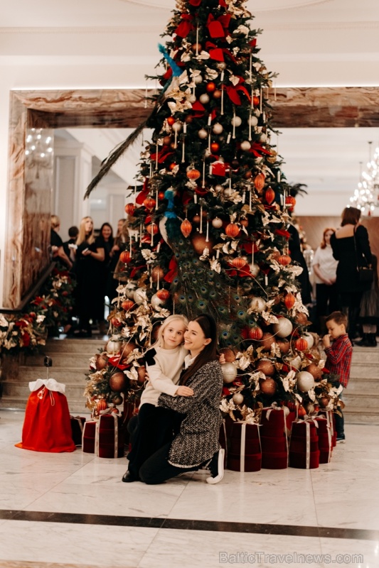 Viesnīca Grand Hotel Kempinski turpinot tradīciju pulcē rīdziniekus uz svinīgo Ziemassvētku egles iedegšanas ceremoniju Viesnīca Grand Hotel Kempinski turpinot tradīciju pulcē rīdziniekus uz svinīgo Ziemassvētku egles iedegšanas ceremoniju 272825