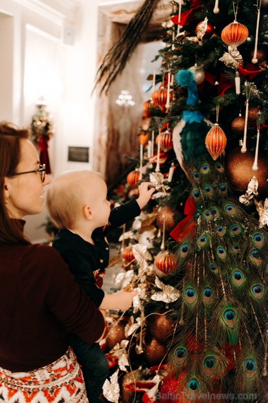 Viesnīca Grand Hotel Kempinski turpinot tradīciju pulcē rīdziniekus uz svinīgo Ziemassvētku egles iedegšanas ceremoniju Viesnīca Grand Hotel Kempinski turpinot tradīciju pulcē rīdziniekus uz svinīgo Ziemassvētku egles iedegšanas ceremoniju 272826