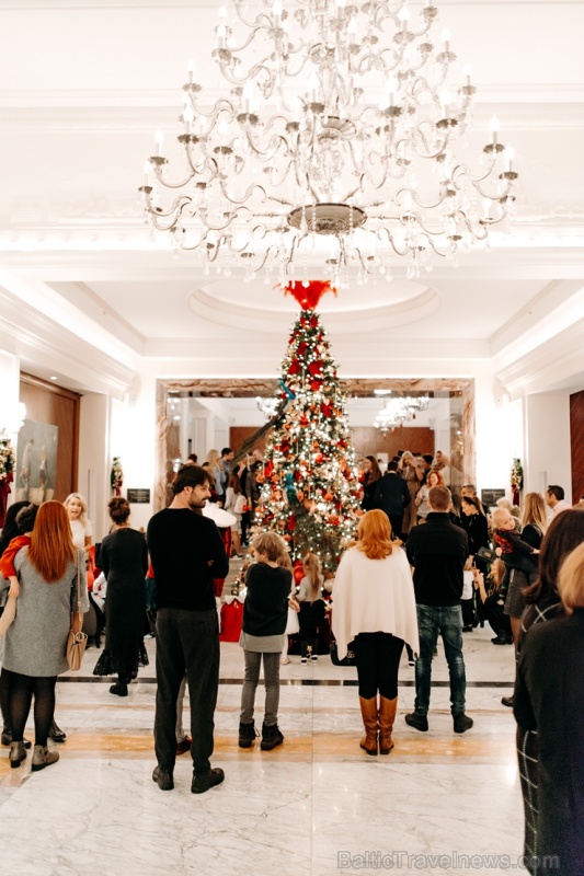 Viesnīca Grand Hotel Kempinski turpinot tradīciju pulcē rīdziniekus uz svinīgo Ziemassvētku egles iedegšanas ceremoniju Viesnīca Grand Hotel Kempinski turpinot tradīciju pulcē rīdziniekus uz svinīgo Ziemassvētku egles iedegšanas ceremoniju 272833
