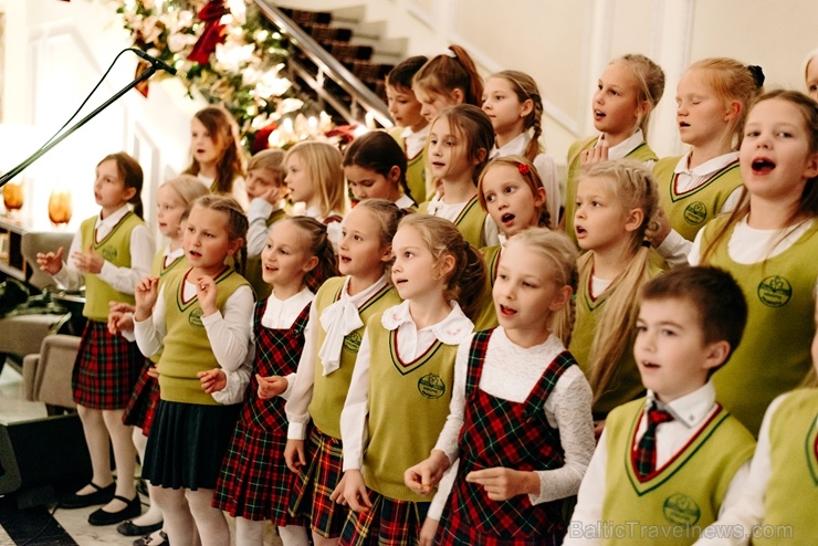 Viesnīca Grand Hotel Kempinski turpinot tradīciju pulcē rīdziniekus uz svinīgo Ziemassvētku egles iedegšanas ceremoniju Viesnīca Grand Hotel Kempinski turpinot tradīciju pulcē rīdziniekus uz svinīgo Ziemassvētku egles iedegšanas ceremoniju 272837