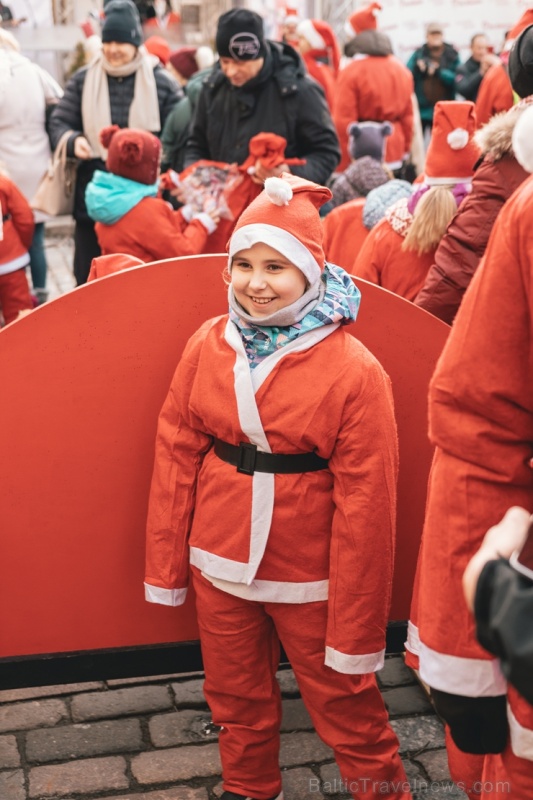Ziemassvētku vecīšu labdarības skrējiens ir pozitīvām emocijām piepildīts pasākums, kurā ik gadu piedalās simtiem jautru dalībnieku ar mērķi palīdzēt Ziemassvētku vecīšu labdarības skrējiens ir pozitīvām emocijām piepildīts pasākums, kurā ik gadu piedalās simtiem jautru dalībnieku ar mērķi palīdzēt 273067