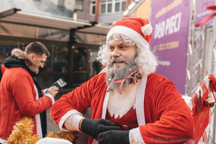 Ziemassvētku vecīšu labdarības skrējiens ir pozitīvām emocijām piepildīts pasākums, kurā ik gadu piedalās simtiem jautru dalībnieku ar mērķi palīdzēt Ziemassvētku vecīšu labdarības skrējiens ir pozitīvām emocijām piepildīts pasākums, kurā ik gadu piedalās simtiem jautru dalībnieku ar mērķi palīdzēt 273070