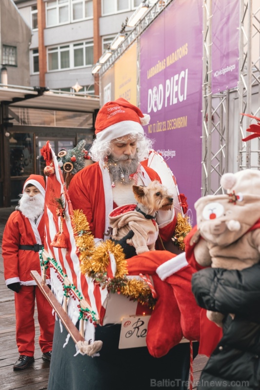 Ziemassvētku vecīšu labdarības skrējiens ir pozitīvām emocijām piepildīts pasākums, kurā ik gadu piedalās simtiem jautru dalībnieku ar mērķi palīdzēt Ziemassvētku vecīšu labdarības skrējiens ir pozitīvām emocijām piepildīts pasākums, kurā ik gadu piedalās simtiem jautru dalībnieku ar mērķi palīdzēt 273071