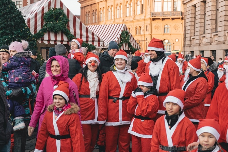 Ziemassvētku vecīšu labdarības skrējiens ir pozitīvām emocijām piepildīts pasākums, kurā ik gadu piedalās simtiem jautru dalībnieku ar mērķi palīdzēt Ziemassvētku vecīšu labdarības skrējiens ir pozitīvām emocijām piepildīts pasākums, kurā ik gadu piedalās simtiem jautru dalībnieku ar mērķi palīdzēt 273072