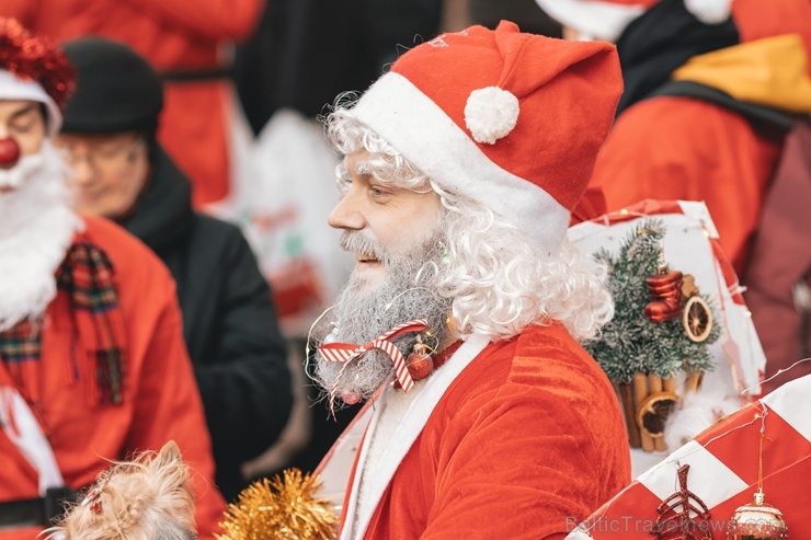 Ziemassvētku vecīšu labdarības skrējiens ir pozitīvām emocijām piepildīts pasākums, kurā ik gadu piedalās simtiem jautru dalībnieku ar mērķi palīdzēt Ziemassvētku vecīšu labdarības skrējiens ir pozitīvām emocijām piepildīts pasākums, kurā ik gadu piedalās simtiem jautru dalībnieku ar mērķi palīdzēt 273074