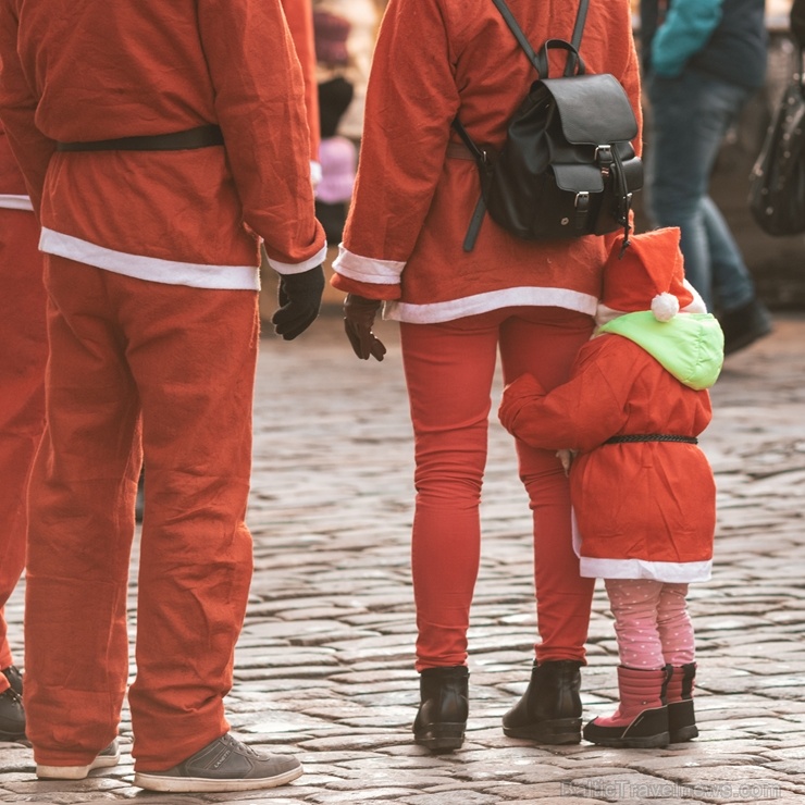 Ziemassvētku vecīšu labdarības skrējiens ir pozitīvām emocijām piepildīts pasākums, kurā ik gadu piedalās simtiem jautru dalībnieku ar mērķi palīdzēt Ziemassvētku vecīšu labdarības skrējiens ir pozitīvām emocijām piepildīts pasākums, kurā ik gadu piedalās simtiem jautru dalībnieku ar mērķi palīdzēt 273078