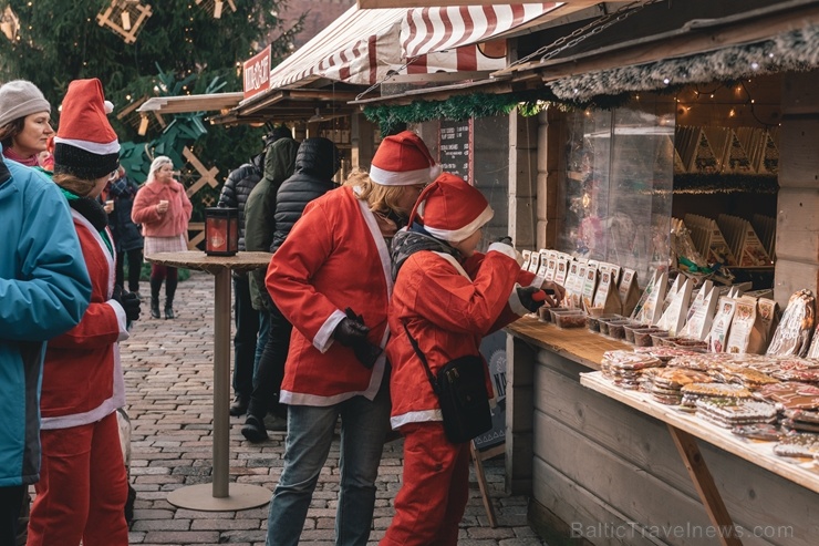 Ziemassvētku vecīšu labdarības skrējiens ir pozitīvām emocijām piepildīts pasākums, kurā ik gadu piedalās simtiem jautru dalībnieku ar mērķi palīdzēt Ziemassvētku vecīšu labdarības skrējiens ir pozitīvām emocijām piepildīts pasākums, kurā ik gadu piedalās simtiem jautru dalībnieku ar mērķi palīdzēt 273081