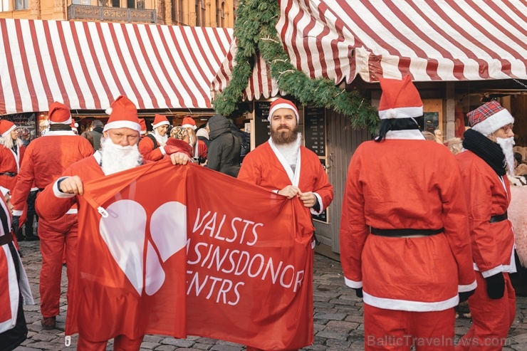 Ziemassvētku vecīšu labdarības skrējiens ir pozitīvām emocijām piepildīts pasākums, kurā ik gadu piedalās simtiem jautru dalībnieku ar mērķi palīdzēt Ziemassvētku vecīšu labdarības skrējiens ir pozitīvām emocijām piepildīts pasākums, kurā ik gadu piedalās simtiem jautru dalībnieku ar mērķi palīdzēt 273096