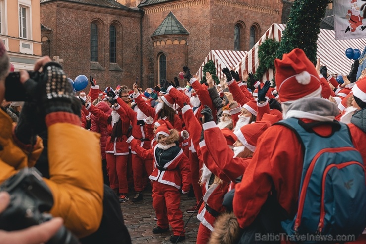 Ziemassvētku vecīšu labdarības skrējiens ir pozitīvām emocijām piepildīts pasākums, kurā ik gadu piedalās simtiem jautru dalībnieku ar mērķi palīdzēt Ziemassvētku vecīšu labdarības skrējiens ir pozitīvām emocijām piepildīts pasākums, kurā ik gadu piedalās simtiem jautru dalībnieku ar mērķi palīdzēt 273099
