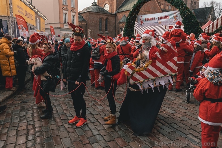Ziemassvētku vecīšu labdarības skrējiens ir pozitīvām emocijām piepildīts pasākums, kurā ik gadu piedalās simtiem jautru dalībnieku ar mērķi palīdzēt Ziemassvētku vecīšu labdarības skrējiens ir pozitīvām emocijām piepildīts pasākums, kurā ik gadu piedalās simtiem jautru dalībnieku ar mērķi palīdzēt 273101