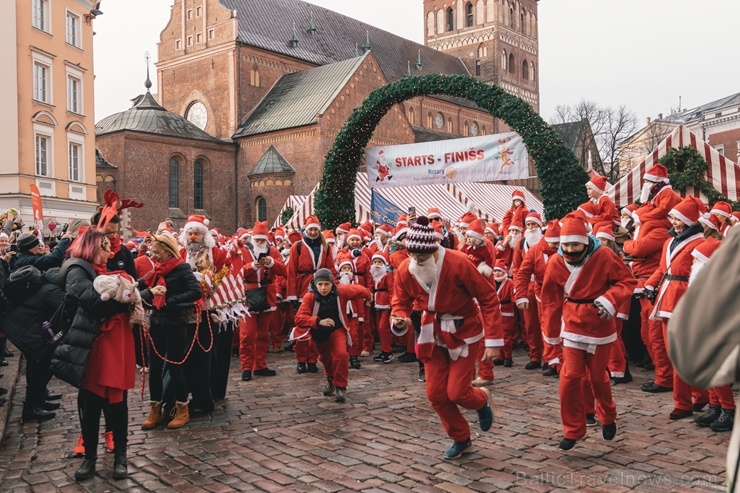 Ziemassvētku vecīšu labdarības skrējiens ir pozitīvām emocijām piepildīts pasākums, kurā ik gadu piedalās simtiem jautru dalībnieku ar mērķi palīdzēt Ziemassvētku vecīšu labdarības skrējiens ir pozitīvām emocijām piepildīts pasākums, kurā ik gadu piedalās simtiem jautru dalībnieku ar mērķi palīdzēt 273102