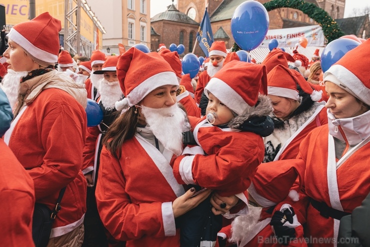 Ziemassvētku vecīšu labdarības skrējiens ir pozitīvām emocijām piepildīts pasākums, kurā ik gadu piedalās simtiem jautru dalībnieku ar mērķi palīdzēt Ziemassvētku vecīšu labdarības skrējiens ir pozitīvām emocijām piepildīts pasākums, kurā ik gadu piedalās simtiem jautru dalībnieku ar mērķi palīdzēt 273104