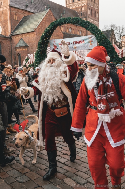 Ziemassvētku vecīšu labdarības skrējiens ir pozitīvām emocijām piepildīts pasākums, kurā ik gadu piedalās simtiem jautru dalībnieku ar mērķi palīdzēt Ziemassvētku vecīšu labdarības skrējiens ir pozitīvām emocijām piepildīts pasākums, kurā ik gadu piedalās simtiem jautru dalībnieku ar mērķi palīdzēt 273108