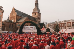 Vecrīgas ielas pārpilda vairāk nekā 1500 sportiski Ziemassvētku vecīši