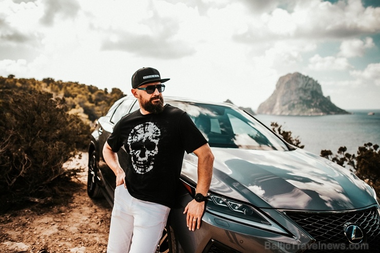 Ētera personība Armands Simsons devās uz saulaino Spānijai piederošo Baleāru salu arhipelāgu, kur vienā no trīs klinšainajām salām – Ivisā (Ibiza) tes Ētera personība Armands Simsons devās uz saulaino Spānijai piederošo Baleāru salu arhipelāgu, kur vienā no trīs klinšainajām salām – Ivisā (Ibiza) tes 273112