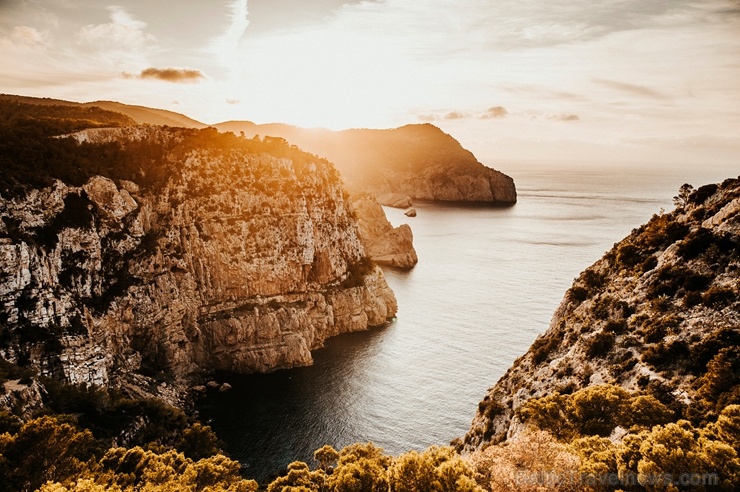 Ētera personība Armands Simsons devās uz saulaino Spānijai piederošo Baleāru salu arhipelāgu, kur vienā no trīs klinšainajām salām – Ivisā (Ibiza) tes Ētera personība Armands Simsons devās uz saulaino Spānijai piederošo Baleāru salu arhipelāgu, kur vienā no trīs klinšainajām salām – Ivisā (Ibiza) tes 273118