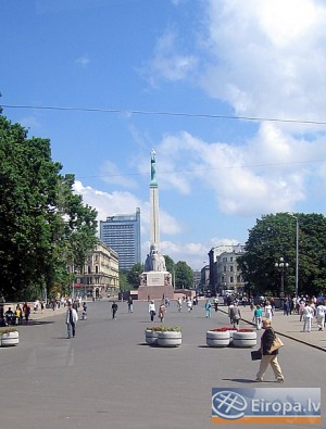 Caur tramvaja logu iespējams apskatīt Rīgas bulvāru loga krāšņākos namus, parkus un arī Brīvības pieminekli Caur tramvaja logu iespējams apskatīt Rīgas bulvāru loga krāšņākos namus, parkus un arī Brīvības pieminekli 14826