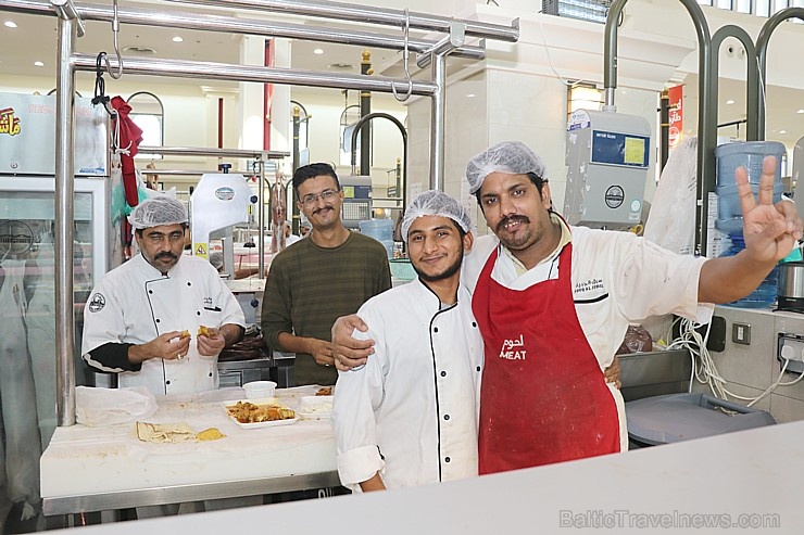 Travelnews.lv apmeklē Šārdžas zivju un gaļas tirgus paviljonu. Atbalsta: VisitSharjah.com un Novatours.lv Travelnews.lv apmeklē Šārdžas zivju un gaļas tirgus paviljonu. Atbalsta: VisitSharjah.com un Novatours.lv 273454