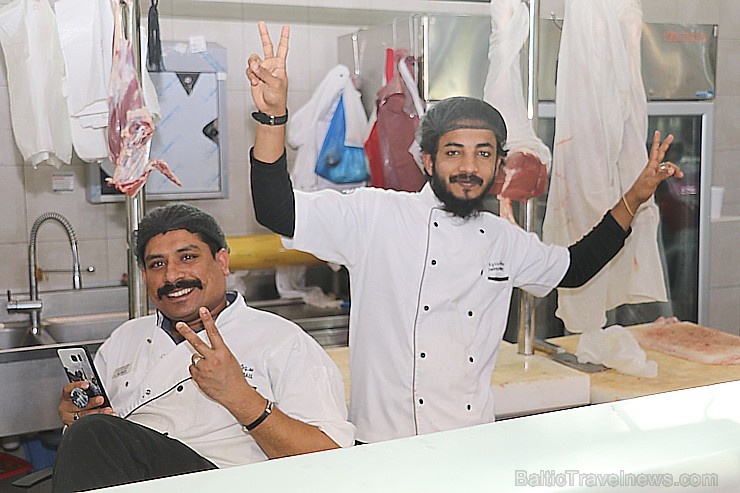 Travelnews.lv apmeklē Šārdžas zivju un gaļas tirgus paviljonu. Atbalsta: VisitSharjah.com un Novatours.lv Travelnews.lv apmeklē Šārdžas zivju un gaļas tirgus paviljonu. Atbalsta: VisitSharjah.com un Novatours.lv 273455
