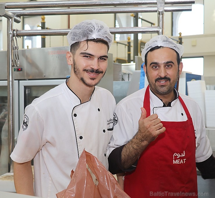 Travelnews.lv apmeklē Šārdžas zivju un gaļas tirgus paviljonu. Atbalsta: VisitSharjah.com un Novatours.lv Travelnews.lv apmeklē Šārdžas zivju un gaļas tirgus paviljonu. Atbalsta: VisitSharjah.com un Novatours.lv 273457