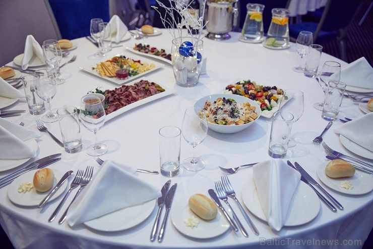 Oficiālā Santa Klausa lidsabiedrība ««Finnair» rīko Ziemassvētku pasākumu sadarbības partneriem viesnīcā «Radisson Blu Daugava Hotel». Foto: Yuris Zal Oficiālā Santa Klausa lidsabiedrība ««Finnair» rīko Ziemassvētku pasākumu sadarbības partneriem viesnīcā «Radisson Blu Daugava Hotel». Foto: Yuris Zal 273682