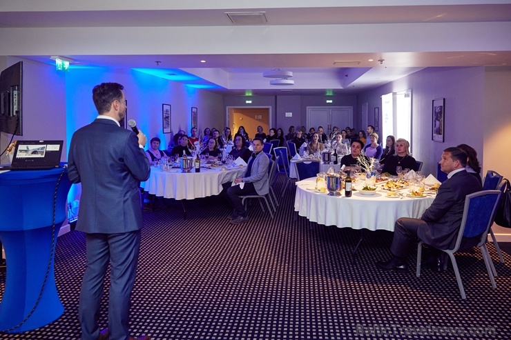Oficiālā Santa Klausa lidsabiedrība ««Finnair» rīko Ziemassvētku pasākumu sadarbības partneriem viesnīcā «Radisson Blu Daugava Hotel». Foto: Yuris Zal Oficiālā Santa Klausa lidsabiedrība ««Finnair» rīko Ziemassvētku pasākumu sadarbības partneriem viesnīcā «Radisson Blu Daugava Hotel». Foto: Yuris Zal 273699