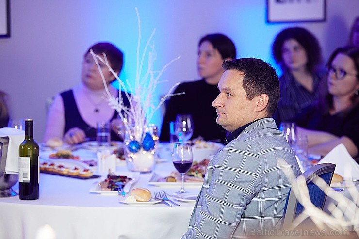 Oficiālā Santa Klausa lidsabiedrība ««Finnair» rīko Ziemassvētku pasākumu sadarbības partneriem viesnīcā «Radisson Blu Daugava Hotel». Foto: Yuris Zal Oficiālā Santa Klausa lidsabiedrība ««Finnair» rīko Ziemassvētku pasākumu sadarbības partneriem viesnīcā «Radisson Blu Daugava Hotel». Foto: Yuris Zal 273702