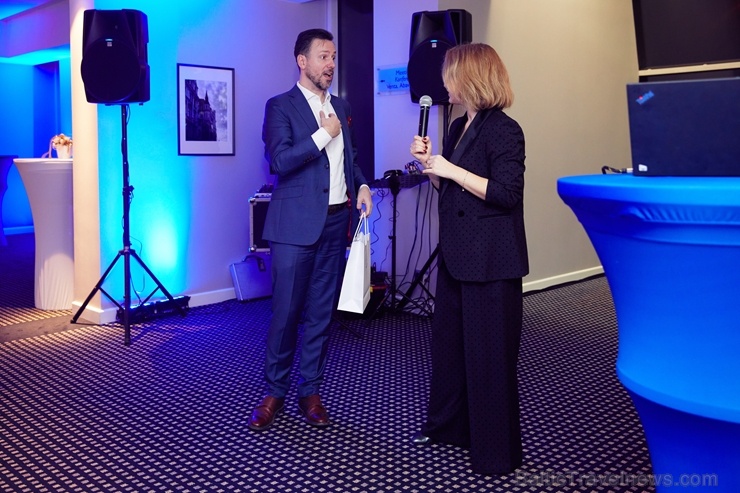 Oficiālā Santa Klausa lidsabiedrība ««Finnair» rīko Ziemassvētku pasākumu sadarbības partneriem viesnīcā «Radisson Blu Daugava Hotel». Foto: Yuris Zal Oficiālā Santa Klausa lidsabiedrība ««Finnair» rīko Ziemassvētku pasākumu sadarbības partneriem viesnīcā «Radisson Blu Daugava Hotel». Foto: Yuris Zal 273703