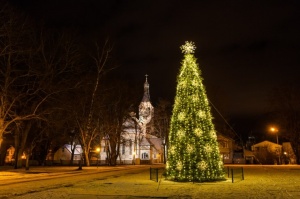 Latvijas pilsētas rotā krāšņi mirdzošas Ziemassvētku egles 