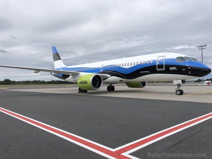 Latvijas lidsabiedrība «airBaltic» izdevusi jauno 2020. gada kalendāru, kurā 12 mēnešu un vāka fotogrāfiju modeļu tēlā iejutušās airBaltic darbinieces Latvijas lidsabiedrība «airBaltic» izdevusi jauno 2020. gada kalendāru, kurā 12 mēnešu un vāka fotogrāfiju modeļu tēlā iejutušās airBaltic darbinieces 274078