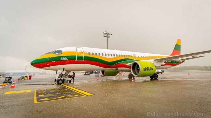Latvijas lidsabiedrība «airBaltic» izdevusi jauno 2020. gada kalendāru, kurā 12 mēnešu un vāka fotogrāfiju modeļu tēlā iejutušās airBaltic darbinieces Latvijas lidsabiedrība «airBaltic» izdevusi jauno 2020. gada kalendāru, kurā 12 mēnešu un vāka fotogrāfiju modeļu tēlā iejutušās airBaltic darbinieces 274079