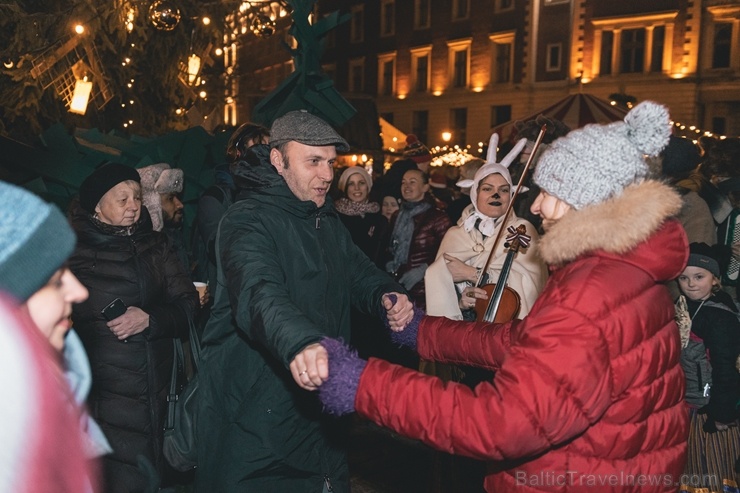 Vecrīgas Ziemassvētku tirdziņā notika ziemas saulgriežu tradīcijās ieturēts pasākums - tirdziņa apmeklētājiem muzicēja Līvānu folkloras kopas 