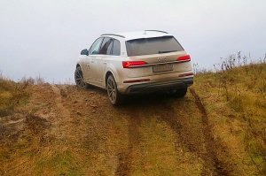 Travelnews.lv ar «Audi Q7 50 TDI» izbauda Latvijas galvaspilsētu bezceļos