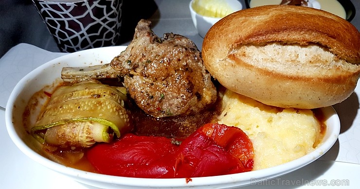 Travelnews.lv lido biznesa klasē ar «Turkish Airlines» no Rīgas uz Denpasaru caur Stambulu. Foto: ar Samsung Galaxy Note8 Travelnews.lv lido biznesa klasē ar «Turkish Airlines» no Rīgas uz Denpasaru caur Stambulu. Foto: ar Samsung Galaxy Note8 274591