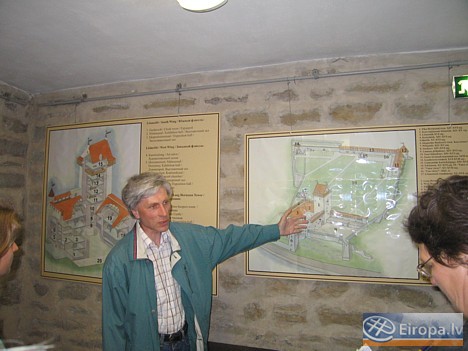 Narvas pils gidi ar interesi iepazīstina ar pils vēsturi 14911