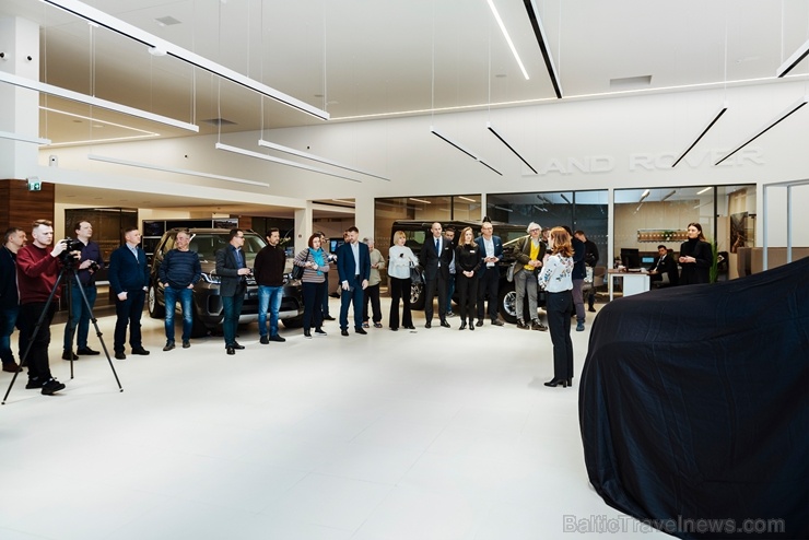 Jaunais Land Rover Defender nodēvēts par vienu no desmitgades nozīmīgākajiem automobiļiem un 16.01.2020. tas ieradies Rīgā uz agrīno pirmizrādi Jaunais Land Rover Defender nodēvēts par vienu no desmitgades nozīmīgākajiem automobiļiem un 16.01.2020. tas ieradies Rīgā uz agrīno pirmizrādi 274868