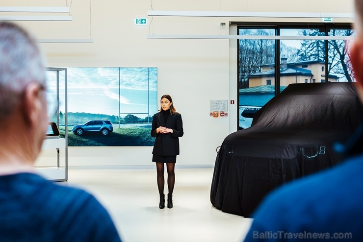 Jaunais Land Rover Defender nodēvēts par vienu no desmitgades nozīmīgākajiem automobiļiem un 16.01.2020. tas ieradies Rīgā uz agrīno pirmizrādi Jaunais Land Rover Defender nodēvēts par vienu no desmitgades nozīmīgākajiem automobiļiem un 16.01.2020. tas ieradies Rīgā uz agrīno pirmizrādi 274869